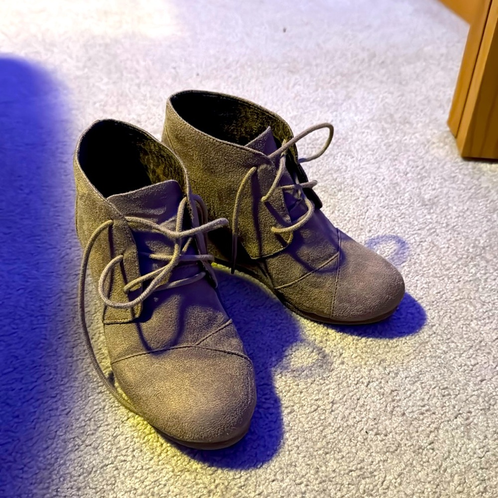 Slightly worn great condition. Size 7 cheetah print on the inside